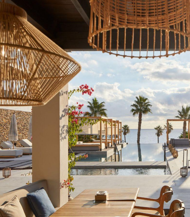 Infinity pool met uitzicht op zee